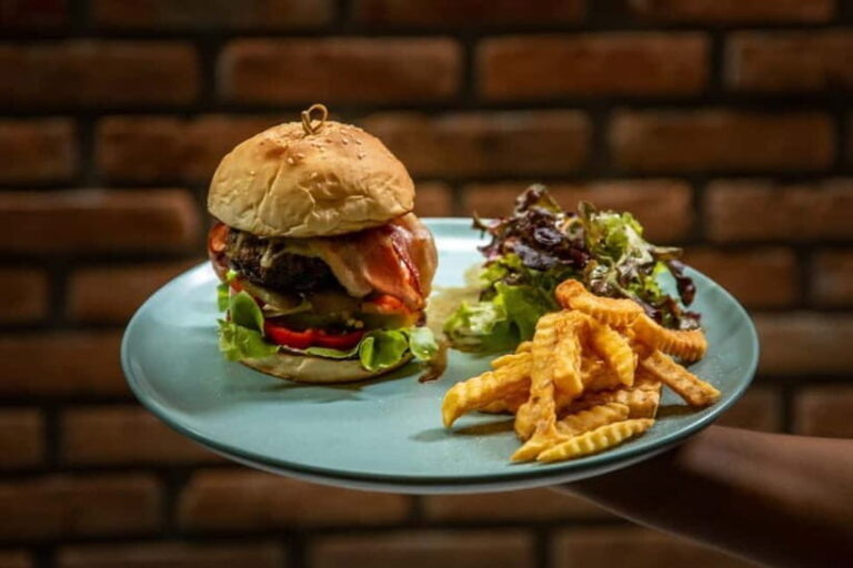 Chiang Mai: 4K Cafe by Cross Vibe Decem F&B Packages - Who Is This Experience Best For?