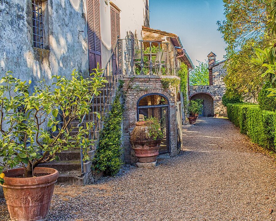 Fattoria Lornano winery building among Chianti vines