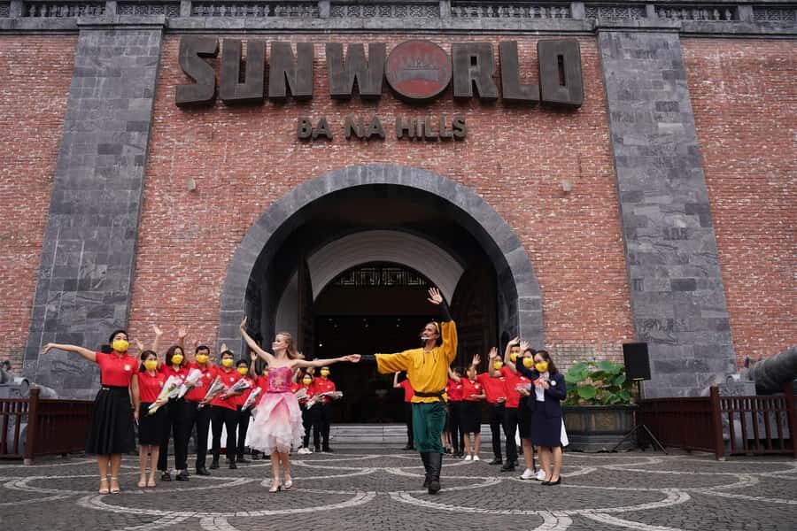 Da Nang/Hoi An: Ba Na Hills & Golden Bridge Full Day Tour - Walking the Golden Bridge