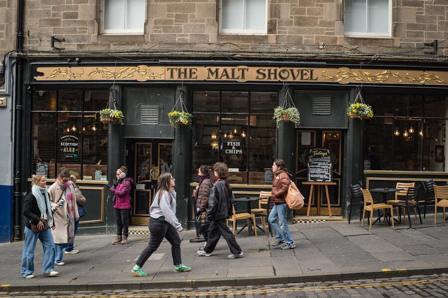 Edinburgh pub exterior