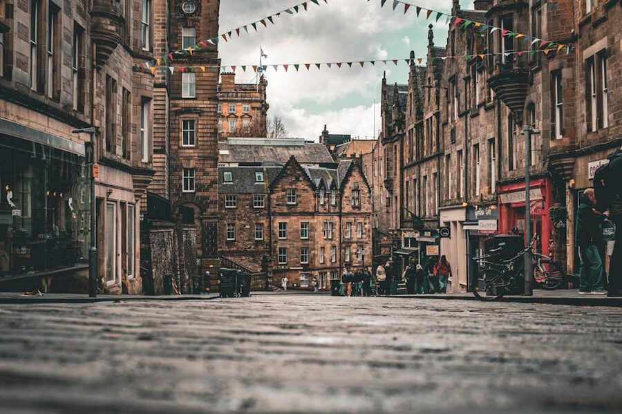 Charming cobbled street view in Edinburgh Old Town