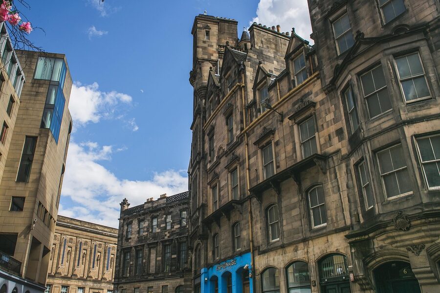 Victoria Street Edinburgh curving cobbled street