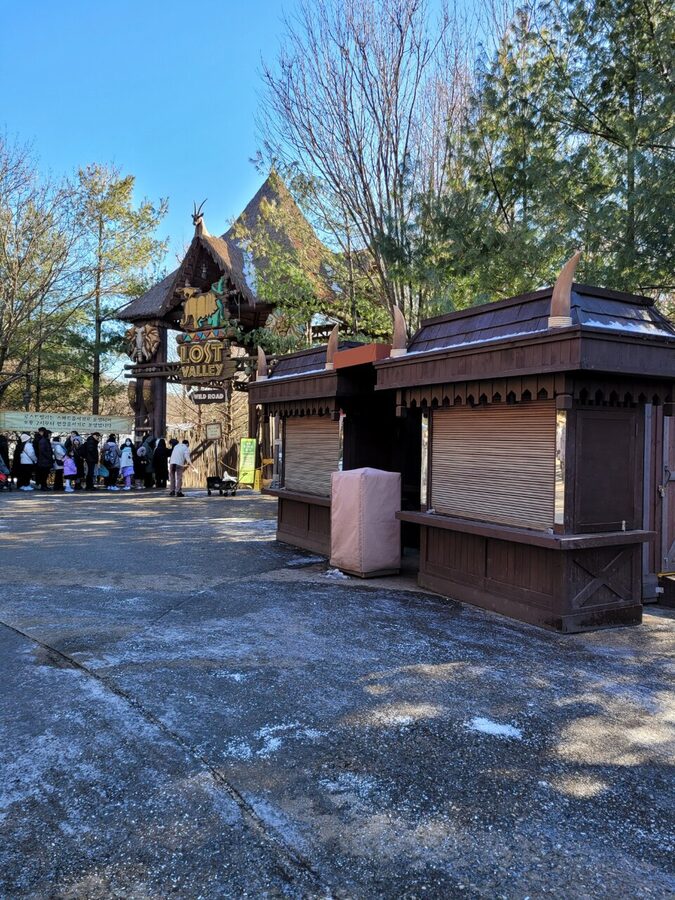 Lost Valley safari vehicle at Zootopia Everland