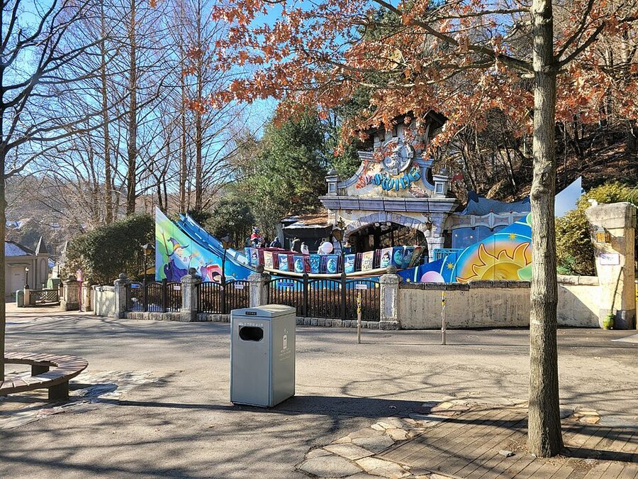 Magic Swing ride at Everland