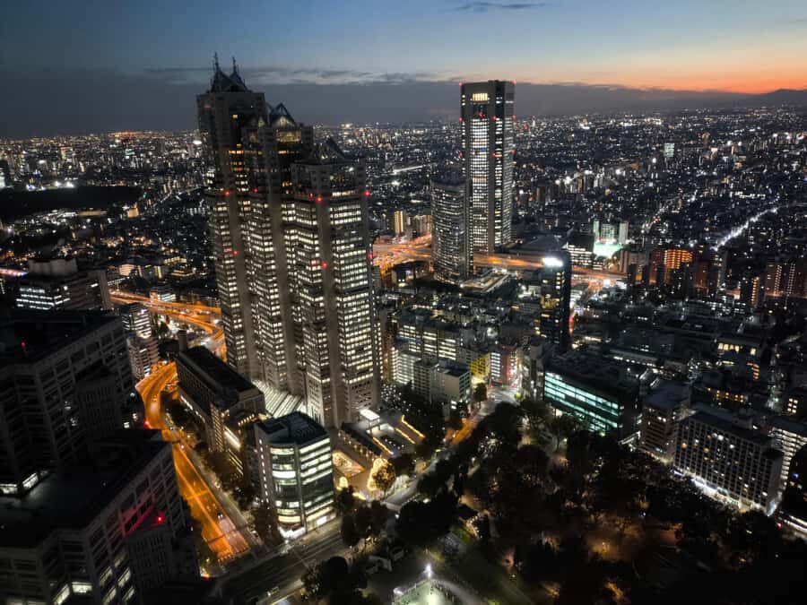 Explore Shinjuku's breathtaking views and entertainment districts - Watching the Projection Mapping Show