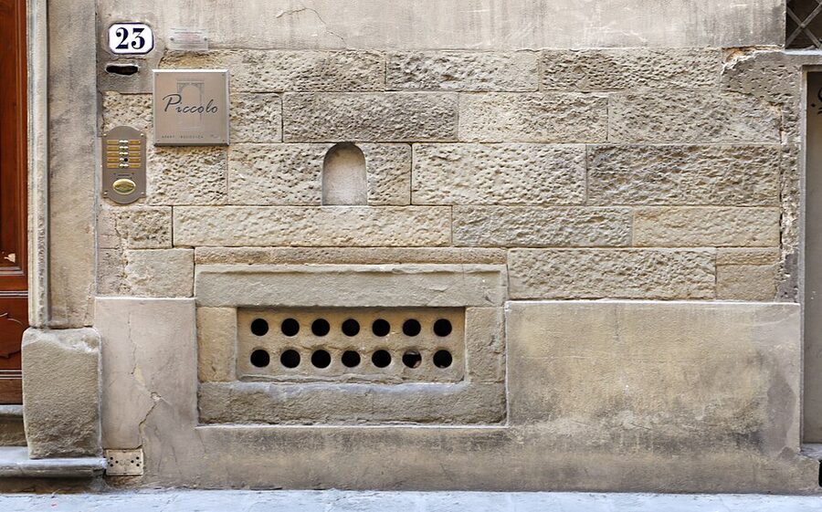 Buchetta del vino wine window on Via Ricasoli Florence