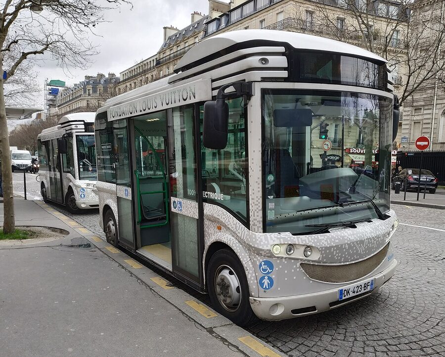 Fondation Louis Vuitton Bluebus electric shuttle bus pickup point Paris