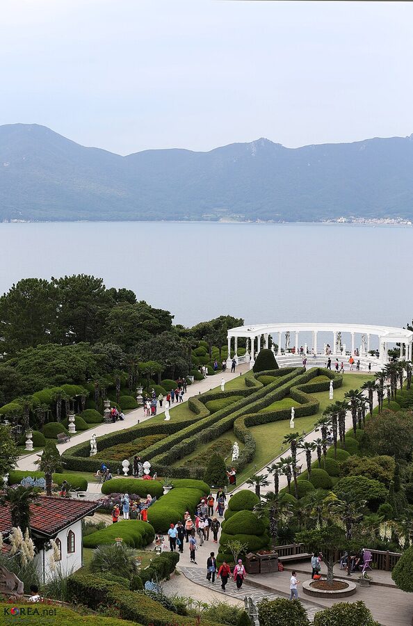 Statues and sculpture among the Oedo Botania gardens