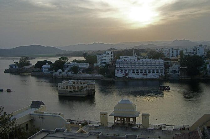 Guided Ghat Walk Experience with Boat Ride in Udaipur with a local - The Guide: Knowledge and Personality Matter