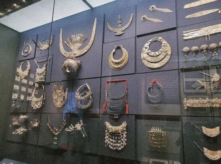 Guiyang: Qingyan Ancient Town & Batik-Making Tour - The Itinerary: What to Expect from Dawn to Dusk