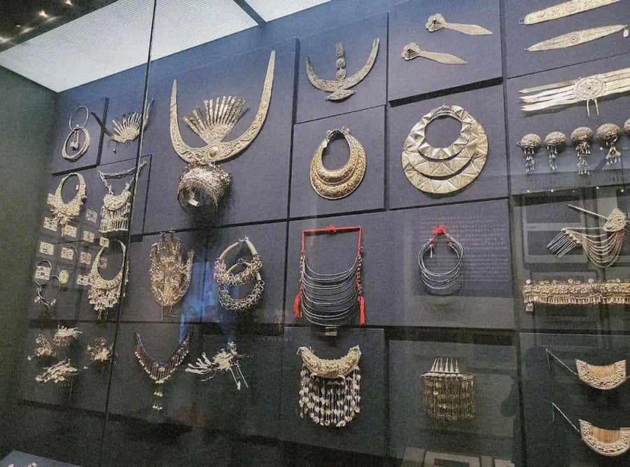 Guiyang: Qingyan Ancient Town & Batik-Making Tour - The Itinerary: What to Expect from Dawn to Dusk