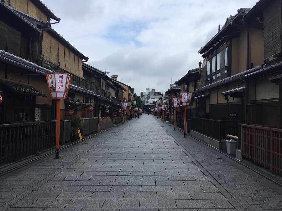 Hanamikoji Dori daytime view in Gion