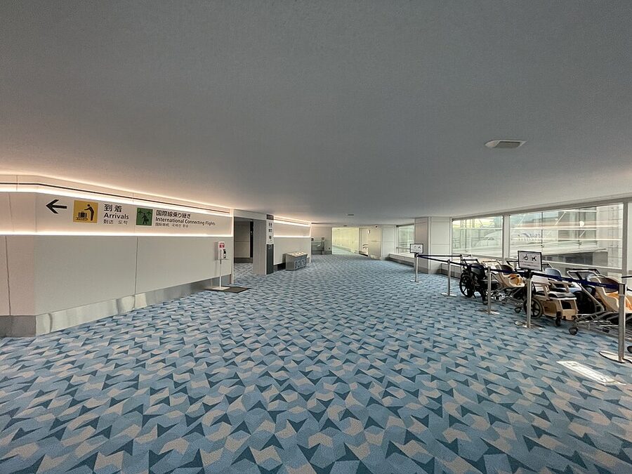 Haneda Airport Terminal 2 international arrival mezzanine