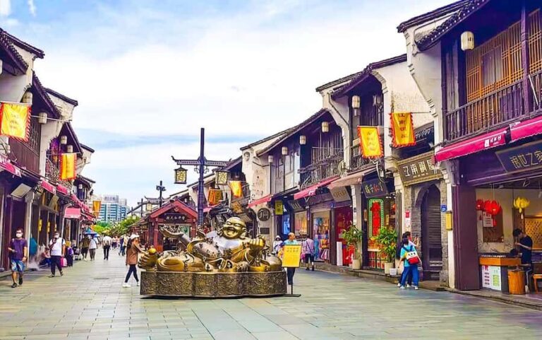 Hangzhou: West Lake to Jiangnan former residence Day Tour - Transportation and Group Size