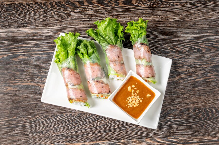 Fresh Vietnamese spring rolls with shrimp and dipping sauce
