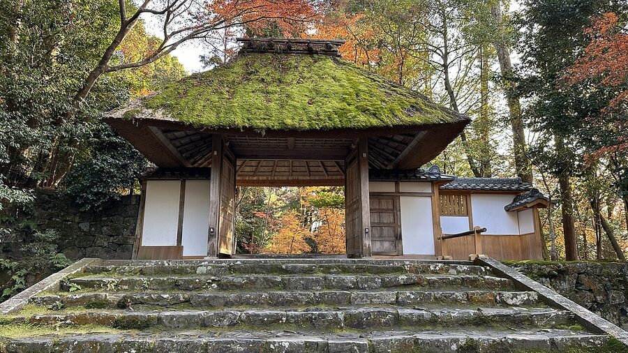 Honen-in temple gate in winter Kyoto