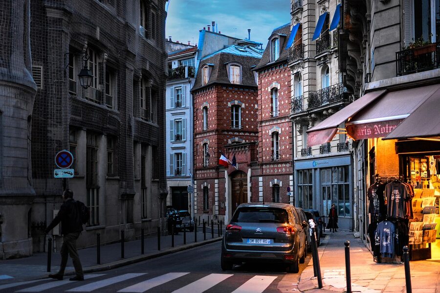 Île de la Cité Paris street scene at dusk near Notre Dame