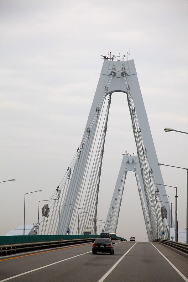 Yeongjong Bridge connecting Incheon Airport to the mainland