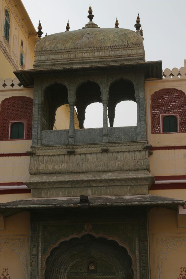 Jaipur street scene with rickshaws
