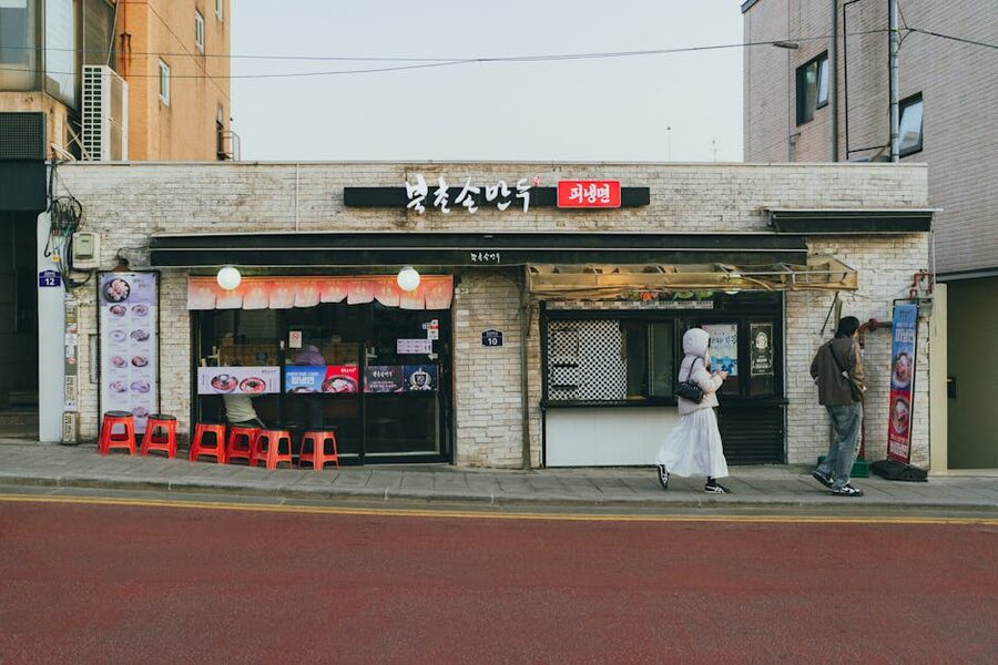 Seoul traditional restaurant street scene
