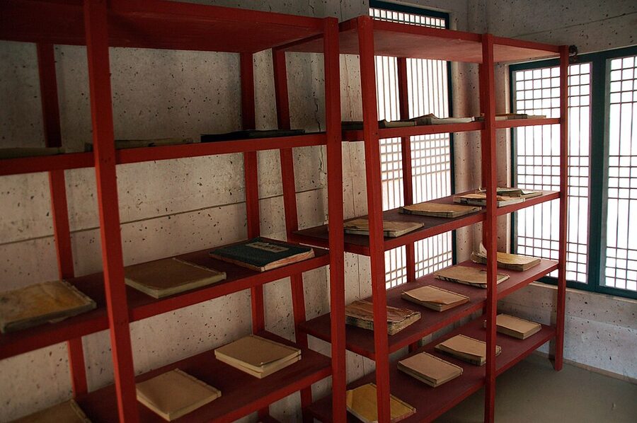 Palace interior set at Dae Jang Geum Park