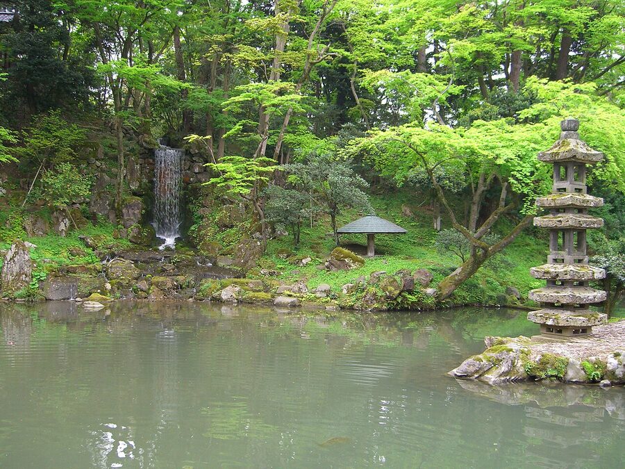 Midori-taki Waterfall & Kaiseki-to Pagoda at Hisago-ike, Kenrokuen Garden