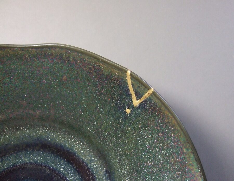 金継ぎで欠けを直し、1年使ったもの。 / Kintsugi chip repair, used for one year.