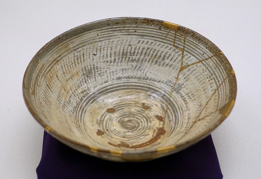 Korean Joseon dynasty 16th century tea bowl with gold lacquer repair, Ethnological Museum Berlin