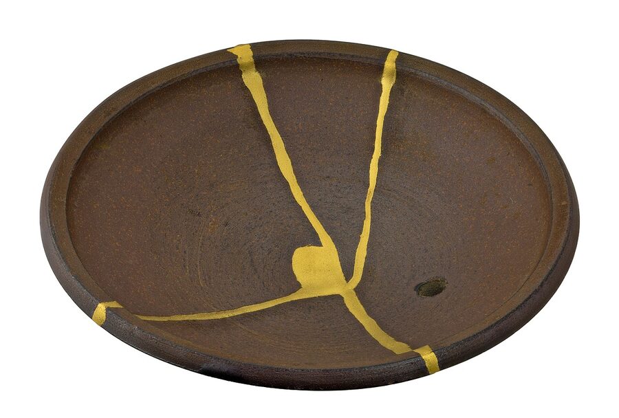 A with the Kintsugi technique repaired lid of a yokode Kyūsu