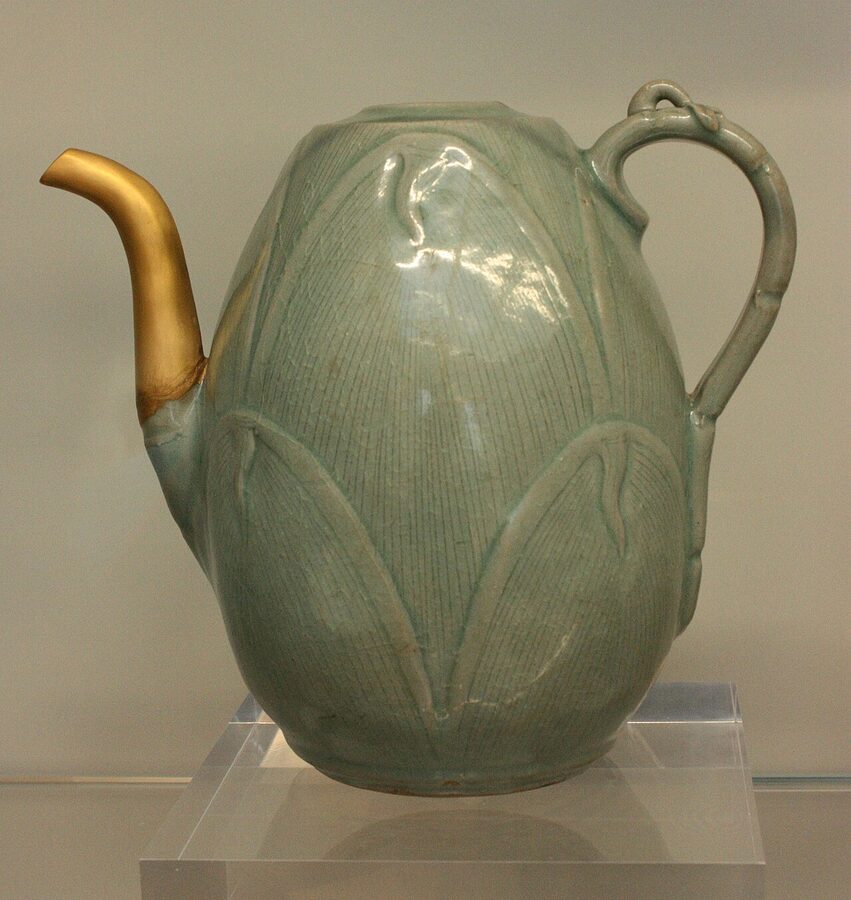 Wine pot with gold lacquer repair Korea, 1100-50 stoneware, repaired in Japan