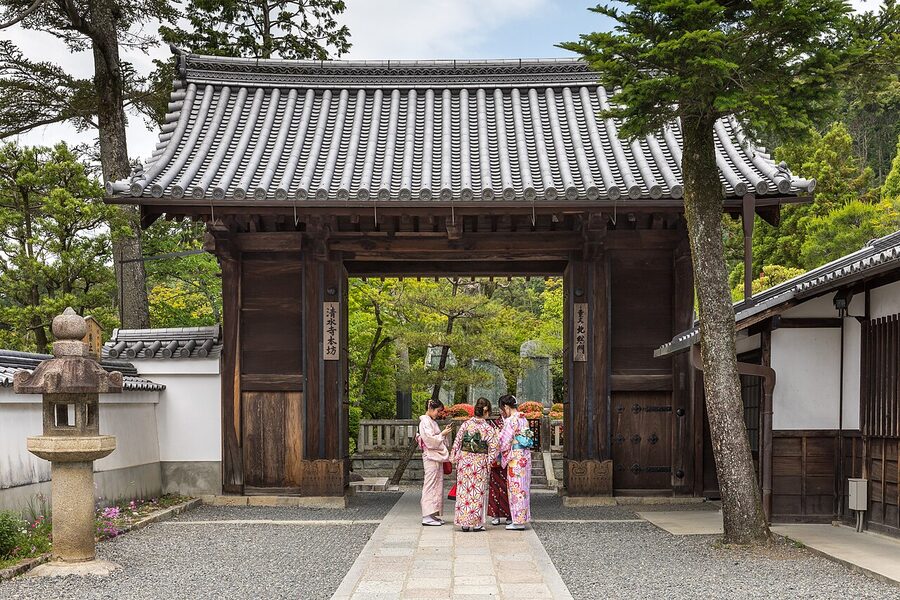 Four ladies in yukata at Kiyomizu-dera North Gate