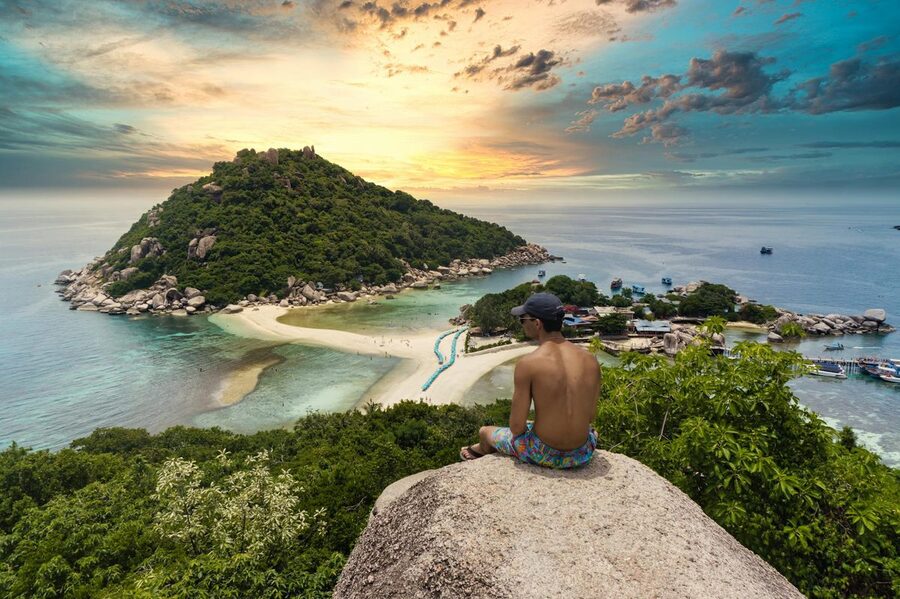 Sunset view from Koh Nang Yuan viewpoint in Thailand