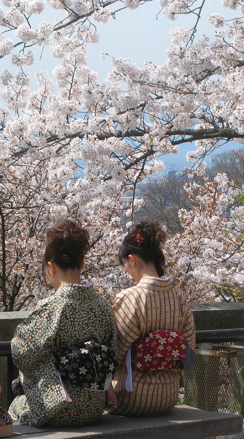 Two women in kimono in Kyoto