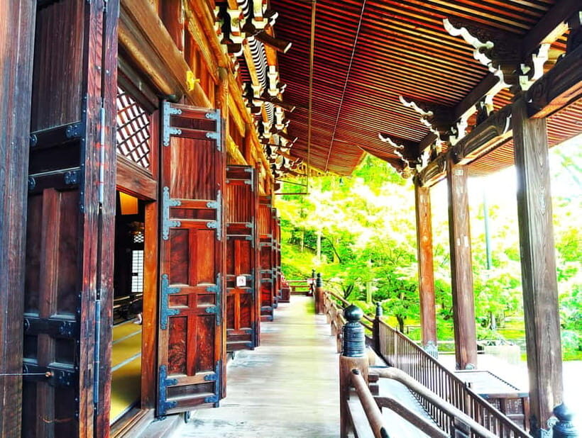 Kyoto: Serene Stroll Through Eikandos Timeless Temple Paths - Exploring Eikando’s Gardens and Water Features