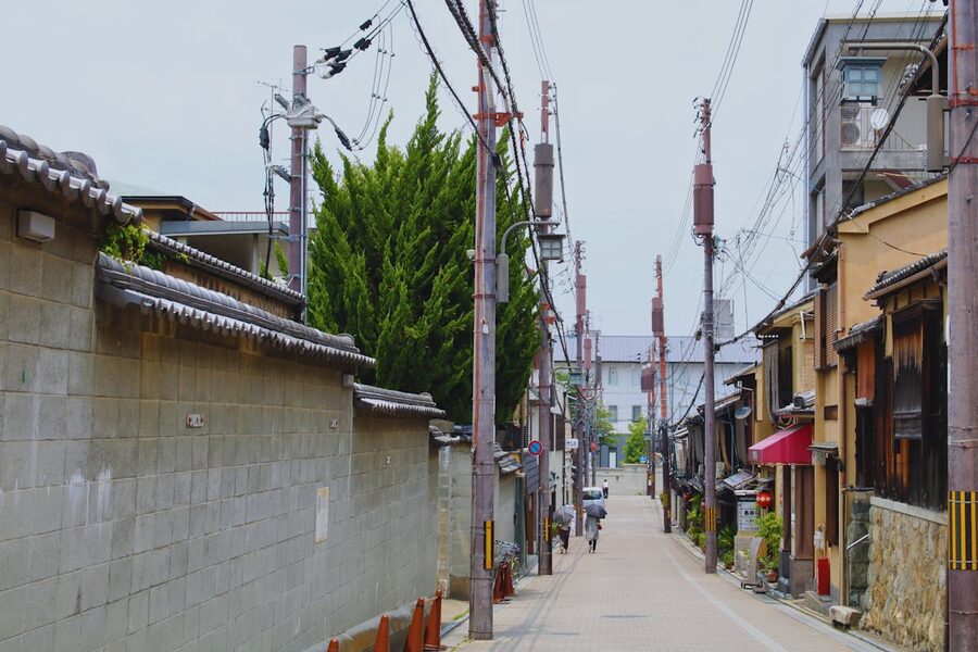 Charming alley in Kyoto featuring traditional architecture and serene atmosphere