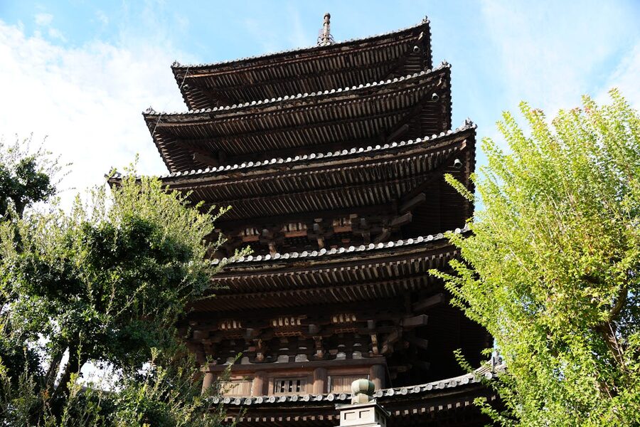 Hokan-ji Temple pagoda surrounded by traditional buildings in Kyoto