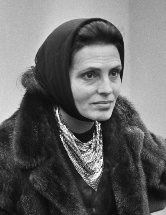 Amalia Rodrigues 1964 stage portrait