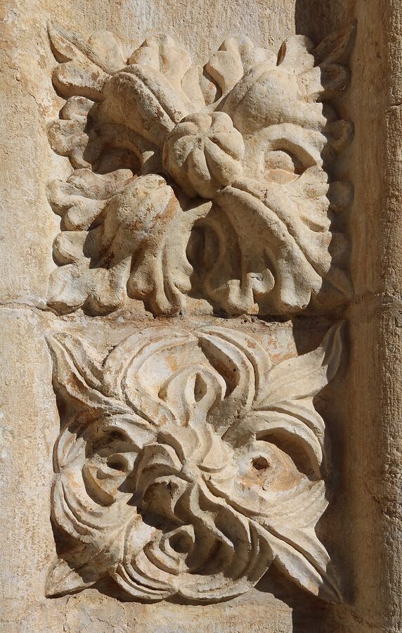 Manueline arch detail with rope motif at Jeronimos