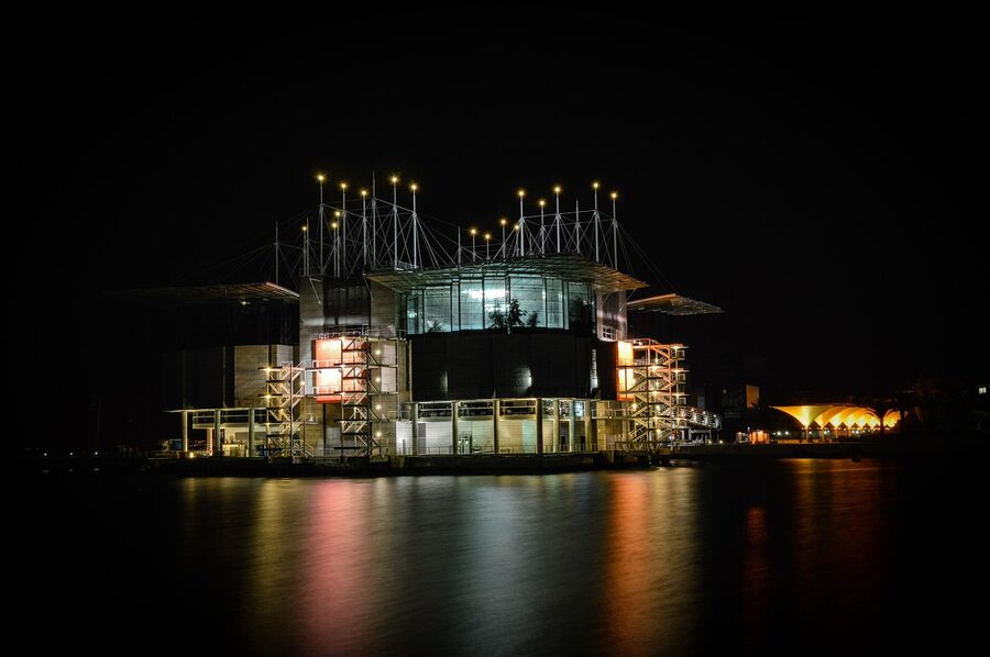 Oceanário de Lisboa main building reflected on its dock
