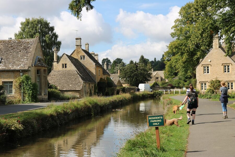 Cotswolds river village cottages with tourists