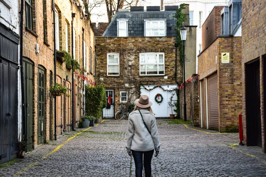 London cobblestone alley historic