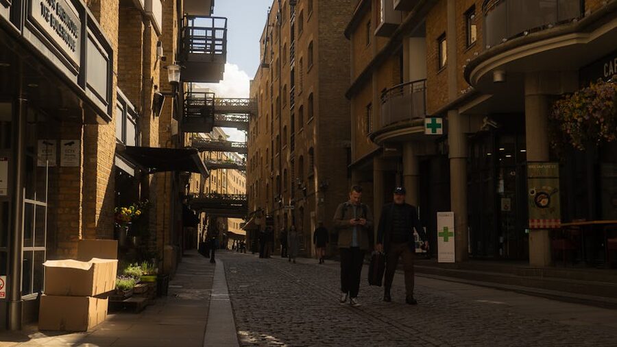 Narrow London alleyway with cobblestones