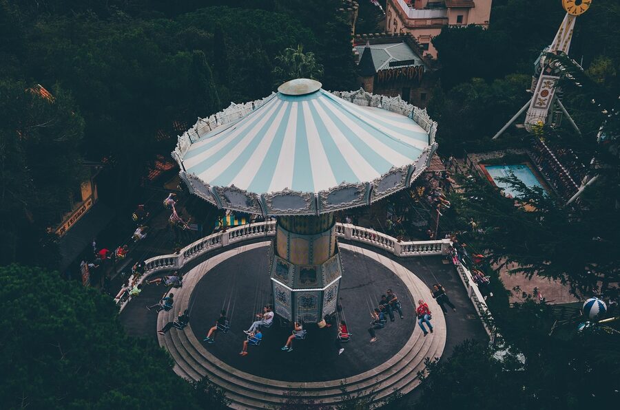Amusement park chain flyer ride