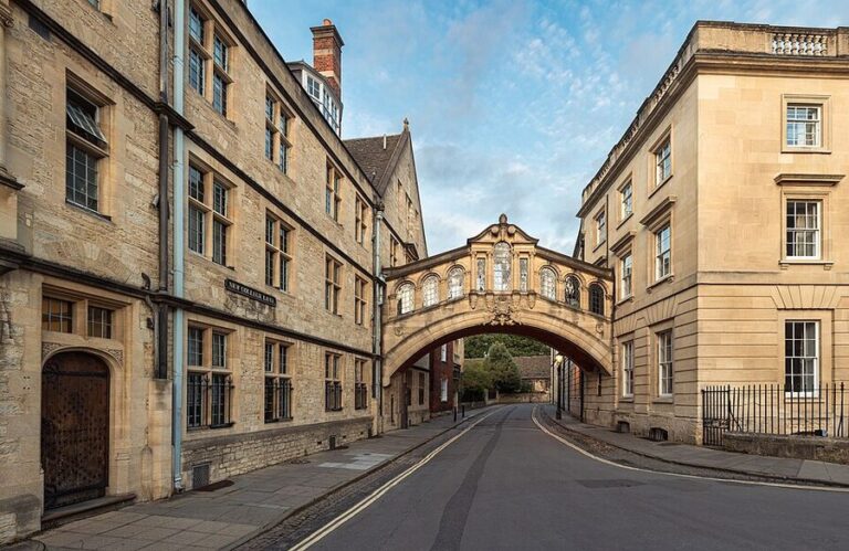 How to Book an Oxford University Walking Tour
