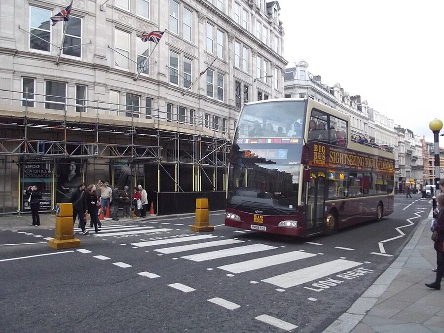 Big Bus Tours sightseeing bus near St Pauls