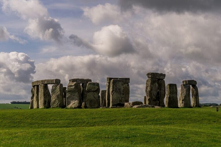 How to Book a Stonehenge Half-Day Trip from London