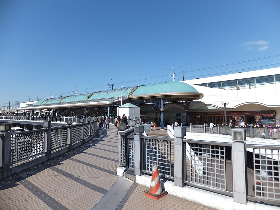 Maihama Station platform on the Keiyo Line