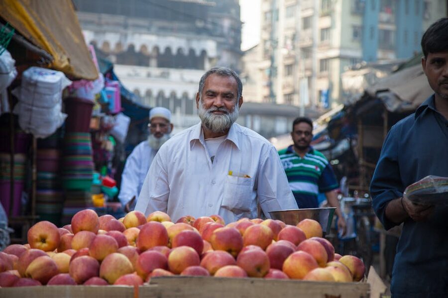 Fruit vendor selling apples on Mumbai street