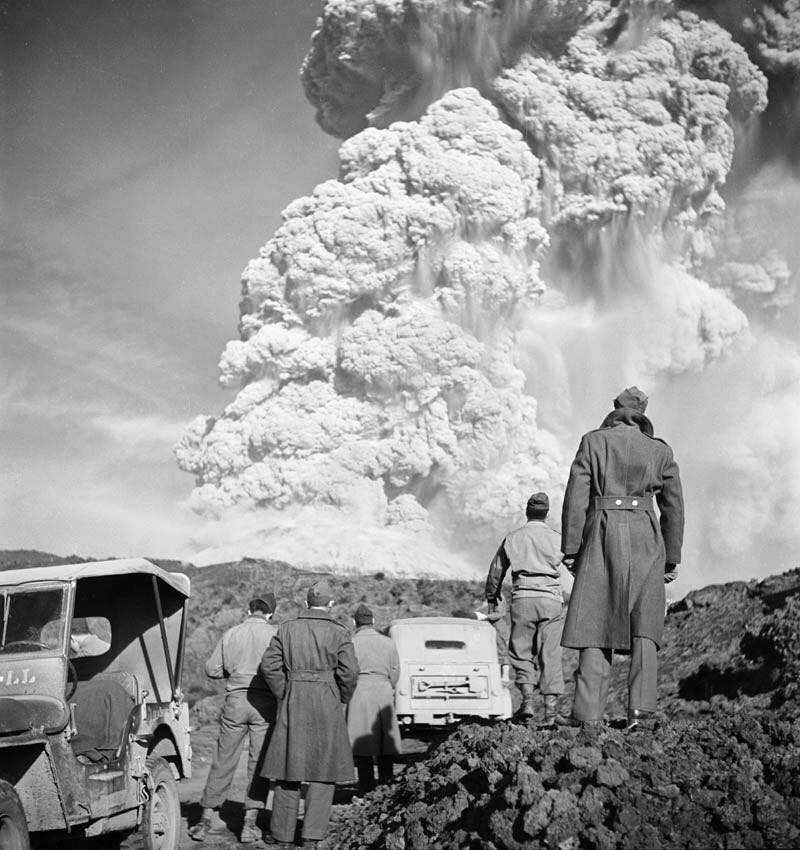 Vesuvius eruption 1944 photograph black and white
