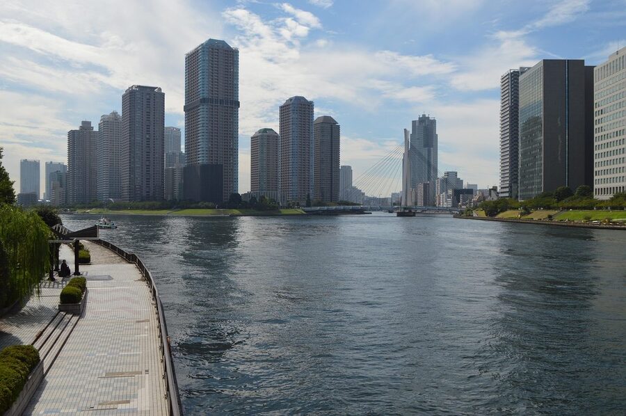 Sumida River flowing through Tokyo with bridges and city buildings in the background